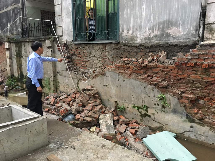 Người dân chỉ vị trí tường nhà mình bị hư hỏng do đơn vị thi công dự án FLC Twin Towers tự ý phá tường rào. Ảnh: V.P. Người dân chỉ vị trí tường nhà mình bị hư hỏng do đơn vị thi công dự án FLC Twin Towers tự ý phá tường rào. Ảnh: V.P.