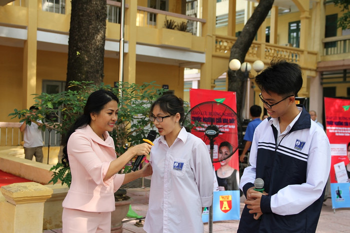 Diễn giả Trần Uyên Phương truyền thông điệp đến các em học sinh rằng đừng bao giờ bỏ cuộc. Ảnh: Vũ Phương. Diễn giả Trần Uyên Phương truyền thông điệp đến các em học sinh rằng đừng bao giờ bỏ cuộc. Ảnh: Vũ Phương.