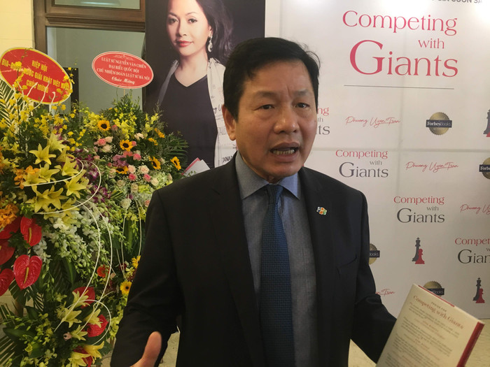 Ông Trương Gia Bình - Chủ tịch Tập doàn FPT chia sẻ, cuốn sách cho các bạn trẻ thấy chỉ cần không sợ hãi, có khát vọng các bạn có thể làm được những điều kỳ vĩ. Ảnh: Vũ Phương. Ông Trương Gia Bình - Chủ tịch Tập doàn FPT chia sẻ, cuốn sách cho các bạn trẻ thấy chỉ cần không sợ hãi, có khát vọng các bạn có thể làm được những điều kỳ vĩ. Ảnh: Vũ Phương.