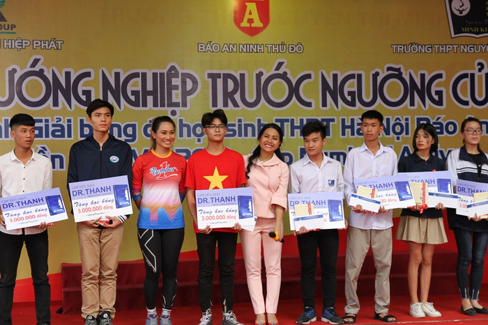 Nữ doanh nhân Trần Uyên Phương trao học bổng trị giá 45 triệu đồng "Chuyện nhà Dr Thanh" cho học sinh có thành tích học tập tốt. Ảnh: Vũ Phương. Nữ doanh nhân Trần Uyên Phương trao học bổng trị giá 45 triệu đồng "Chuyện nhà Dr Thanh" cho học sinh có thành tích học tập tốt. Ảnh: Vũ Phương.