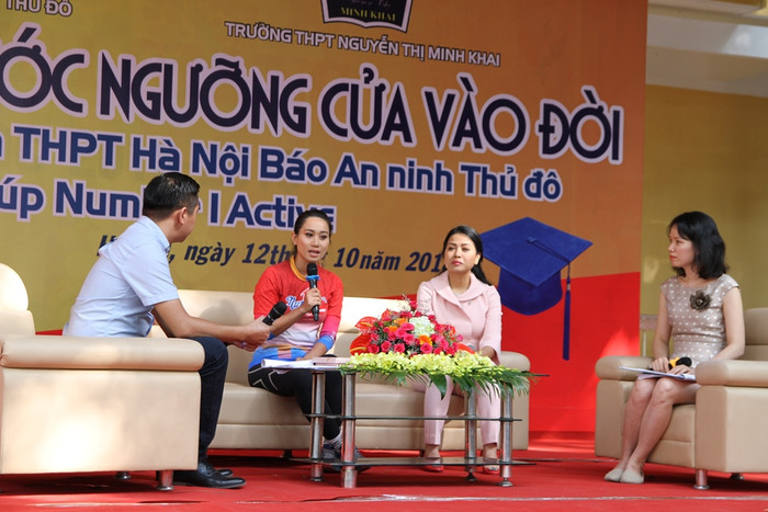 Hai diễn gia chia sẻ và truyền cảm hứng cho khoảng 2.000 học sinh tham gia buổi giao lưu. Ảnh: Vũ Phương. Hai diễn gia chia sẻ và truyền cảm hứng cho khoảng 2.000 học sinh tham gia buổi giao lưu. Ảnh: Vũ Phương.