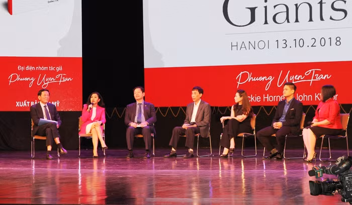 Tác giả và khách mời chia sẻ về cuốn sách trong buổi ra mắt tại Hà Nội. Ảnh: Vũ Phương.