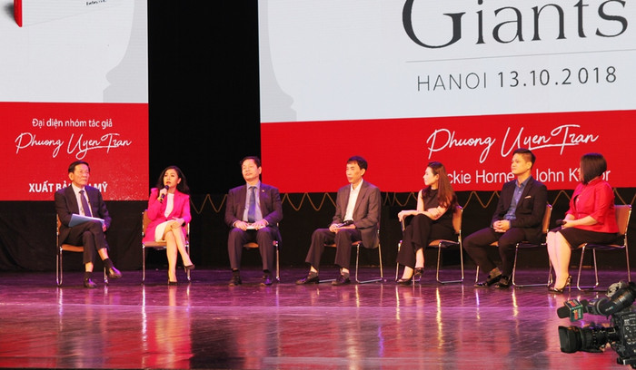 Tác giả và khách mời chia sẻ về cuốn sách trong buổi ra mắt tại Hà Nội. Ảnh: Vũ Phương. Tác giả và khách mời chia sẻ về cuốn sách trong buổi ra mắt tại Hà Nội. Ảnh: Vũ Phương.