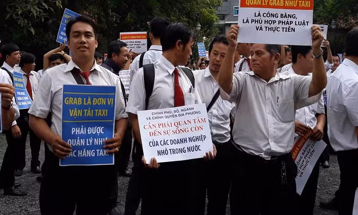 Nhiều tài xế một hãng taxi kiểu cũ phản đối taxi công nghệ đang thu hút dư luận trong thời gian gần đây. Ảnh: VNN.