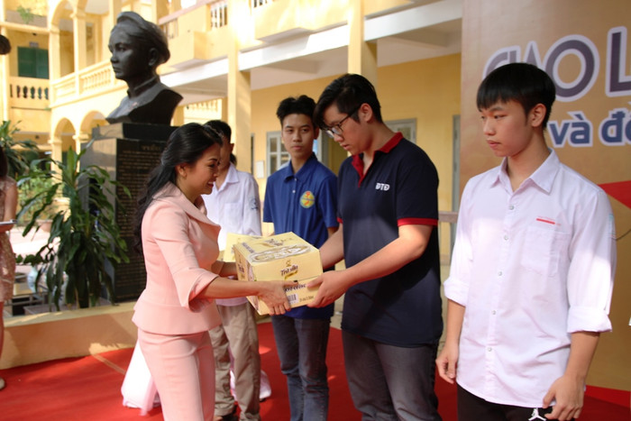 Những phần quà có nghĩa nghĩa được nữ doanh nhân Trần Uyên Phương dành tặng các em học sinh. Ảnh: Vũ Phương. Những phần quà có nghĩa nghĩa được nữ doanh nhân Trần Uyên Phương dành tặng các em học sinh. Ảnh: Vũ Phương.
