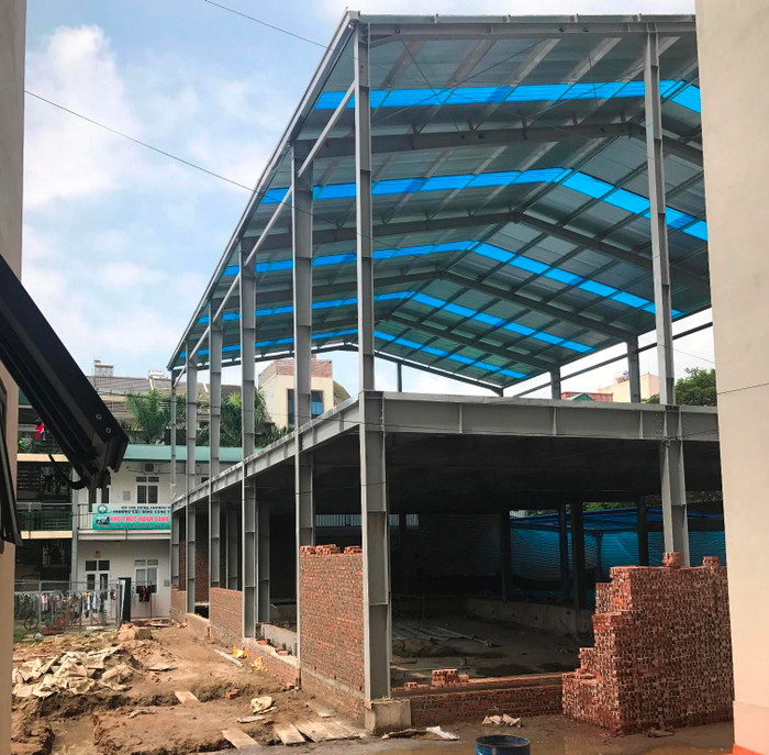 Phụ huynh cho biết, trường Everest bỏ chi phí xây dựng nhà đa năng (trong đó có bể bơi) thực hiện đúng theo hướng dẫn của ngành giáo dục phòng chống đuối nước cho học sinh, nhưng lại đang bị một số cán bộ, cơ quan chức năng gây khó dễ. Ảnh: N.H. Phụ huynh cho biết, trường Everest bỏ chi phí xây dựng nhà đa năng (trong đó có bể bơi) thực hiện đúng theo hướng dẫn của ngành giáo dục phòng chống đuối nước cho học sinh, nhưng lại đang bị một số cán bộ, cơ quan chức năng gây khó dễ. Ảnh: N.H.