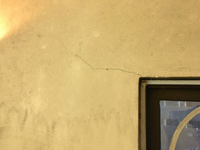 Nhà ông C. liền kề dự án FLC Twin Towers 265 Cầu Giấy bị xé nứt. Ảnh: V.P. Nhà ông C. liền kề dự án FLC Twin Towers 265 Cầu Giấy bị xé nứt. Ảnh: V.P.