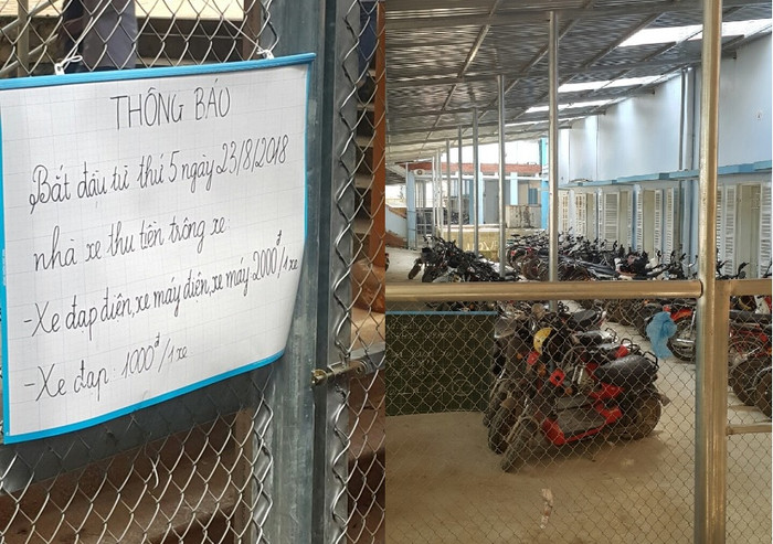 Từ đầu năm học mới, nhà xe "xã hội hóa" trong Trường Trung học phổ thông Tô Hiệu đã đi vào hoạt động thu tiền trông giữ xe của học sinh. Ảnh: NVCC. Từ đầu năm học mới, nhà xe "xã hội hóa" trong Trường Trung học phổ thông Tô Hiệu đã đi vào hoạt động thu tiền trông giữ xe của học sinh. Ảnh: NVCC.