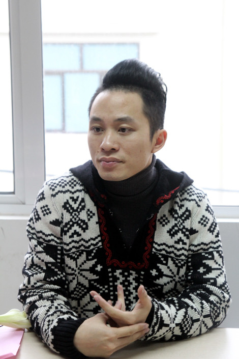 Tùng Dương tại tòa soạn Báo Giáo dục Việt Nam. Tùng Dương tại tòa soạn Báo Giáo dục Việt Nam.