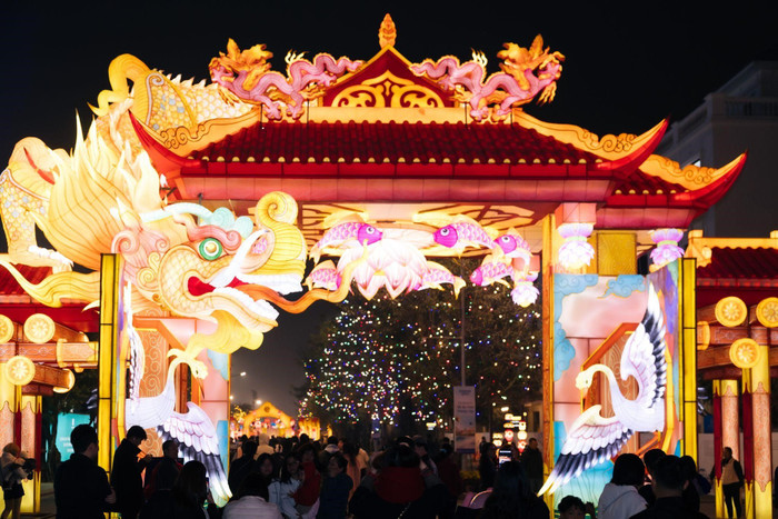 Lễ hội Đèn lồng Quốc tế mang đến không gian thưởng lãm nghệ thuật, vui chơi mới lạ cho cư dân và du khách. A3-15.jpg