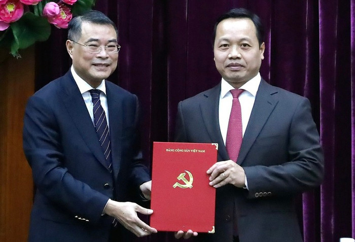 Trưởng Ban Tổ chức Trung ương Lê Minh Hưng trao Quyết định cho ông Trần Tiến Dũng. Ảnh: VGP/LS Trưởng Ban Tổ chức Trung ương Lê Minh Hưng trao Quyết định cho ông Trần Tiến Dũng. Ảnh: VGP/LS
