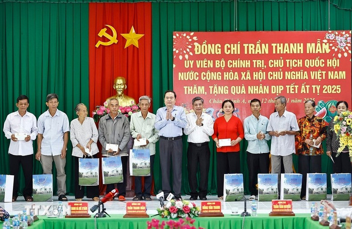 Chủ tịch Quốc hội Trần Thanh Mẫn tặng quà Tết cho hộ gia đình chính sách, lực lượng vũ trang tại huyện Châu Thành A. (Ảnh: Doãn Tấn/TTXVN)