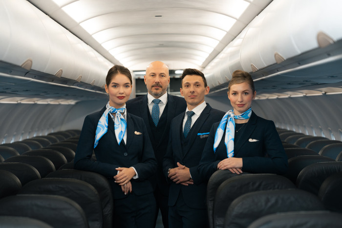 Trên chuyến bay, hành khách được phục vụ bởi đội ngũ tiếp viên của Vietnam Airlines và tiếp viên quốc tế, với các tiêu chuẩn dịch vụ chuyên nghiệp của hãng. Ảnh 3 - Trên chuyến bay, hành khách được phục vụ bởi đội ngũ tiếp viên của Vietnam Airlines và tiếp viên quốc tế, với các tiêu chuẩn dịch vụ chuyên nghiệp của hãng.jpg