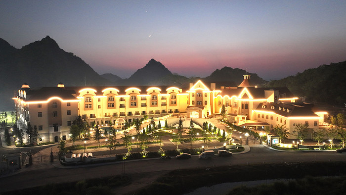 Khách sạn cao cấp The Legend Valley Hotel nằm trong khu phức hợp thể thao và du lịch Legend Valley Country Club lung linh huyền ảo, hòa quyện với phong cảnh tuyệt đẹp của vùng đất Hà Nam. 02 Legend Valley Hotel.jpg