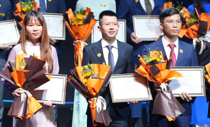 Ông Lê Việt Hòa (ở giữa) - Giám đốc Công ty VTC Online vinh dự nhận giải thưởng Top 10 sản phẩm công nghệ số xuất sắc trong lĩnh vực giáo dục, y tế, văn hoá xã hội. ảnh 2.jpeg