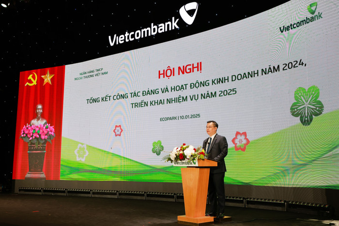 Ông Nguyễn Thanh Tùng - Ủy viên Ban Chấp hành Đảng bộ Khối Doanh nghiệp Trung ương, Bí thư Đảng ủy, Chủ tịch Hội đồng quản trị Vietcombank phát biểu khai mạc Hội nghị. 20250110_VCB_Tin Bai Hoi Nghi Tong Ket Kinh Doanh_anh 1.jpg
