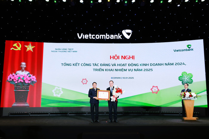 Đại diện Vietcombank, ông Lê Quang Vinh - Ủy viên Ban Thường vụ Đảng ủy, Phó Tổng Giám đốc phụ trách Ban Điều hành nhận Bằng khen của Tổng Cục Thuế. 20250110_VCB_Tin Bai Hoi Nghi Tong Ket Kinh Doanh_anh 3.jpg