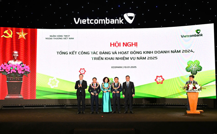 Ban lãnh đạo Vietcombank trao biểu trưng và tặng hoa vinh danh cho đại diện 03 Đơn vị đặc biệt xuất sắc trong năm 2024: Chi nhánh Sở Giao dịch (thứ 4 từ trái sang), Chi nhánh Thành Công (thứ 3 từ trái sang) và Chi nhánh Nam Sài Gòn (thứ 2 từ trái sang). 20250110_VCB_Tin Bai Hoi Nghi Tong Ket Kinh Doanh_anh 4.JPG