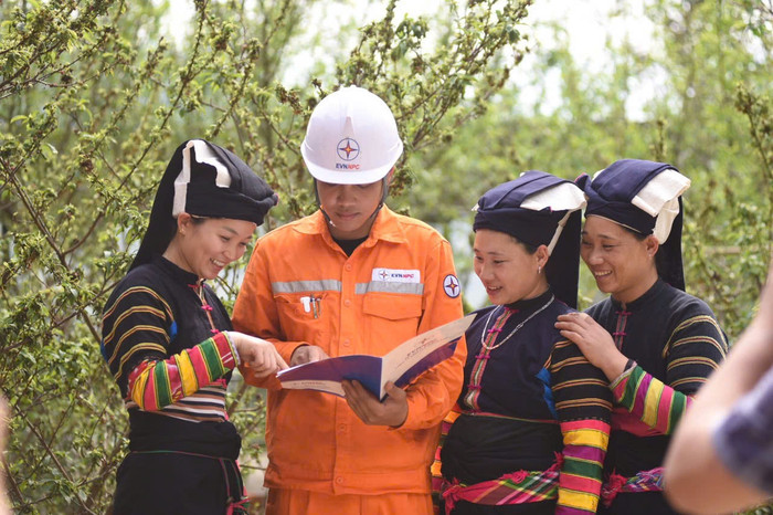 Điện lực tuyên truyền sử dụng điện tiết kiệm, an toàn, hiệu quả. Điện lực luyên truyền sử dụng điện tiết kiệm, an toàn, hiệu quả.jpg