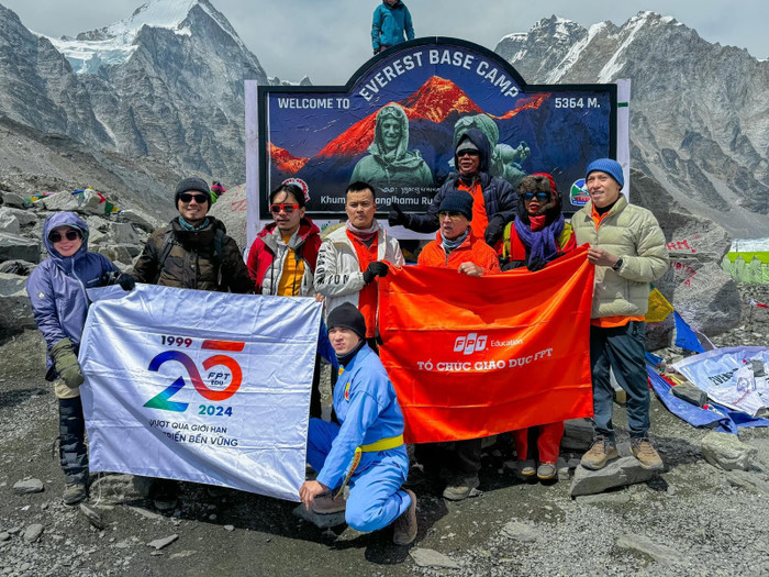 Cán bộ, giảng viên, nhân viên Khối Giáo dục FPT chinh phục thành công Everest Base Camp. Cán bộ, giảng viên, nhân viên Khối Giáo dục FPT chinh phục thành công Everest Base Camp.