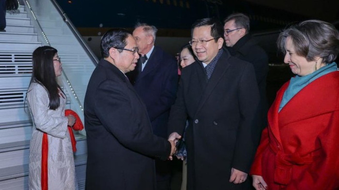 Đại sứ Việt Nam tại Ba Lan Hà Hoàng Hải nồng nhiệt chào đón Thủ tướng Phạm Minh Chính và Phu nhân tại chân cầu thang máy bay. (Ảnh: Nhật Bắc/VGP).