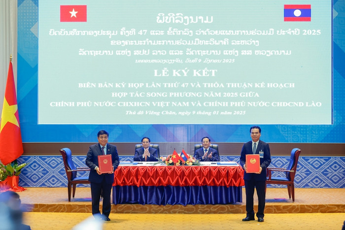 Hai Thủ tướng chứng kiến lễ ký kết, trao đổi Biên bản kỳ họp lần thứ 47 và Thỏa thuận về Kế hoạch hợp tác giữa Chính phủ Lào và Chính phủ Việt Nam năm 2025; Hiệp định giữa hai Chính phủ về mua bán điện than. Ảnh: VGP/Nhật Bắc