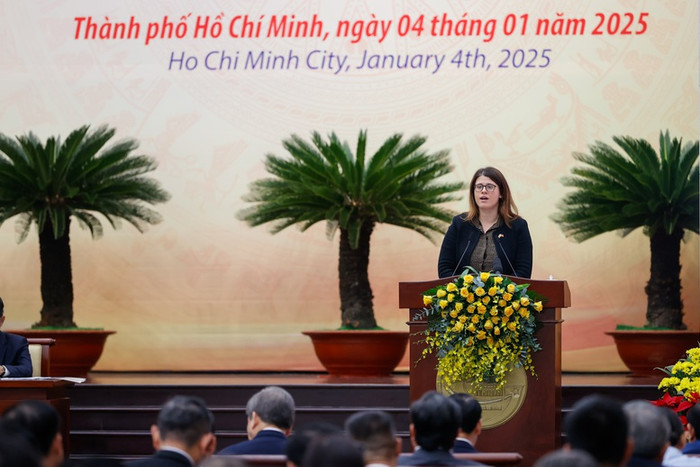 Bà Alexandra Smith, Tổng Lãnh sự Vương quốc Anh tại Thành phố Hồ Chí Minh chia sẻ về Trung tâm Tài chính London và các hoạt động hợp tác để góp phần phát triển trung tâm tài chính tại Việt Nam. Ảnh: VGP/Nhật Bắc