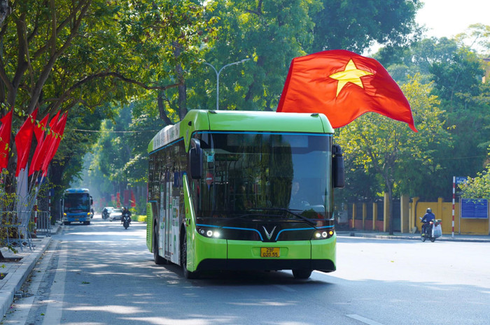 Sắc xanh xe buýt điện VinBus không ngừng nỗ lực “phủ xanh” thành phố (Ảnh: VinBus) Anh 1 (43).jpg