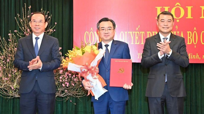 Trưởng Ban Tổ chức Trung ương Lê Minh Hưng và Bí thư Thành ủy Thành phố Hồ Chí Minh Nguyễn Văn Nên trao quyết định và hoa chúc mừng đồng chí Nguyễn Thanh Nghị. tphcm.jpg