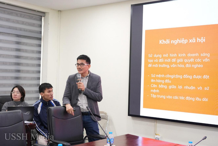 Ông Lê Quang Bình (Công Ty TNHH Tư vấn và Dịch vụ ECUE Việt Nam) chia sẻ tại Tọa đàm. Ông Lê Quang Bình (Công Ty TNHH Tư vấn và Dịch vụ ECUE Việt Nam) chia sẻ tại Tọa đàm.