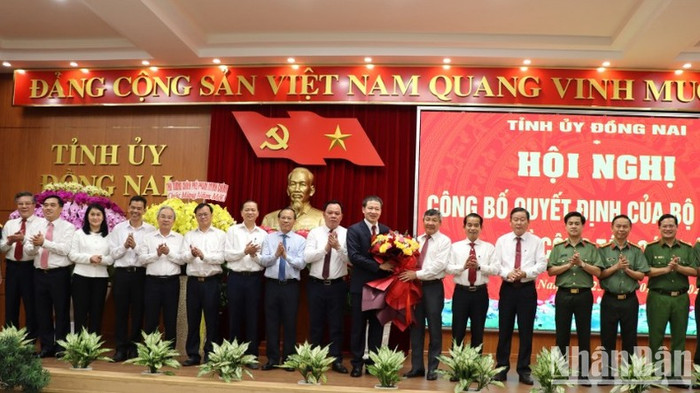 Các đồng chí lãnh đạo tỉnh Đồng Nai chúc mừng đồng chí Vũ Hồng Văn. Các đồng chí lãnh đạo tỉnh Đồng Nai chúc mừng đồng chí Vũ Hồng Văn.