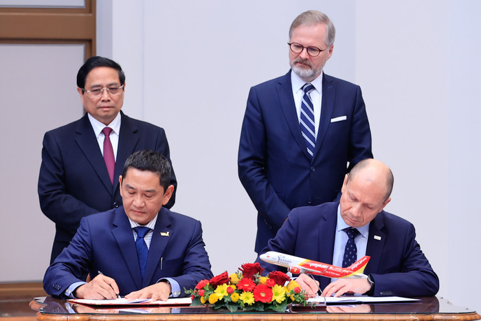 Ông Trần Hữu Quốc, Giám đốc VJAA (trái) và ông Michal Markovic, CEO của F AIR (phải) ký kết thoả thuận đào tạo phi công trước sự chứng kiến của chứng kiến của Thủ tướng Phạm Minh Chính và Thủ tướng Cộng hòa Séc Petr Fiala. Photo 1 (9).jpg