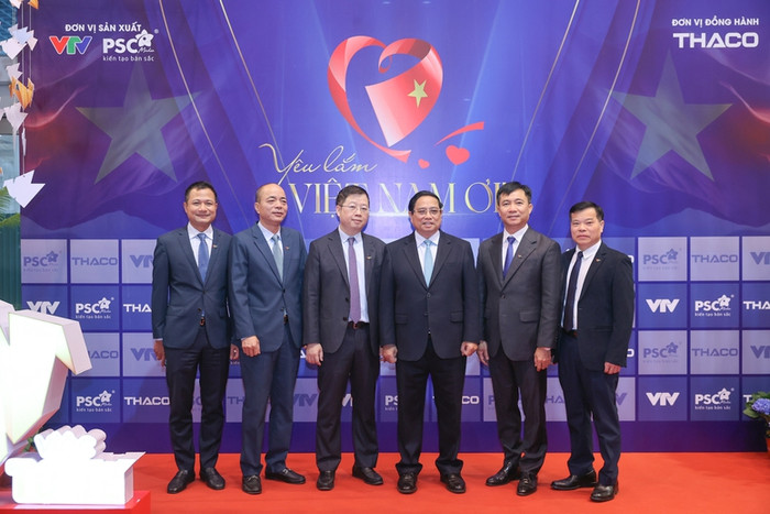 Thủ tướng và lãnh đạo, cán bộ của VTV. Ảnh: VGP/Nhật Bắc