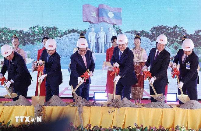 Thủ tướng Phạm Minh Chính và Thủ tướng Lào Sonexay Siphandone cùng các đại biểu thực hiện nghi thức động thổ dự án Công viên Hữu nghị Lào-Việt Nam. (Ảnh: Dương Giang/TTXVN) Thủ tướng Phạm Minh Chính và Thủ tướng Lào Sonexay Siphandone cùng các đại biểu thực hiện nghi thức động thổ dự án Công viên Hữu nghị Lào-Việt Nam. (Ảnh: Dương Giang/TTXVN)