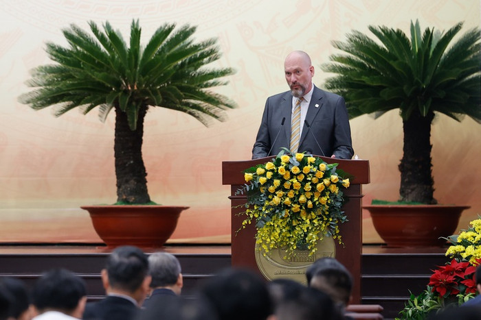 Ông Rich McClellan, Giám đốc Quốc gia Viện Tony Blair vì sự thay đổi toàn cầu (TBI) tại Việt Nam chia sẻ về Trung tâm Tài chính London (Anh) và các hoạt động hợp tác để góp phần phát triển trung tâm tài chính tại Việt Nam. Ảnh: VGP/Nhật Bắc