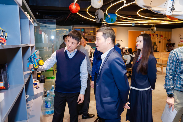 Các đại diện của Samsung Electronics Việt Nam tham quan mô hình Không Gian Sáng Chế của KDI Education. Các đại diện của Samsung Electronics Việt Nam tham quan mô hình Không Gian Sáng Chế của KDI Education.