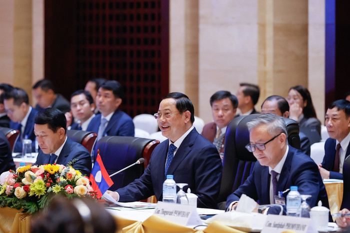 Hai Thủ tướng nhấn mạnh sẽ quyết liệt tập trung chỉ đạo các bộ, ngành, địa phương, doanh nghiệp, đơn vị liên quan phối hợp chặt chẽ triển khai có hiệu quả các thỏa thuận cam kết, trong đó sẽ tiếp tục tạo thuận lợi tối đa cho doanh nghiệp hai nước hợp tác đầu tư, sản xuất kinh doanh. Ảnh: VGP/Nhật Bắc