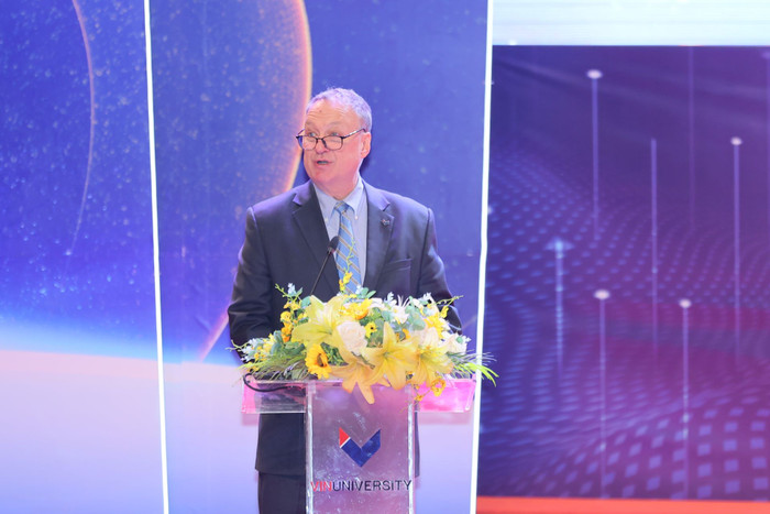 Giáo sư, Tiến sĩ Laurent El Ghaoui, Hiệu phó phụ trách Nghiên cứu & Đổi mới sáng tạo thay mặt nhà trường nhận bằng khen từ Vụ trưởng Vụ Giáo dục đại học, Bộ Giáo dục và Đào tạo. Anh 4 (14).jpg