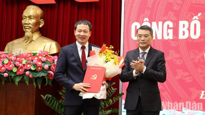Đồng chí Lê Minh Hưng trao quyết định và tặng hoa chúc mừng đồng chí Vũ Hồng Văn. 1.jpg