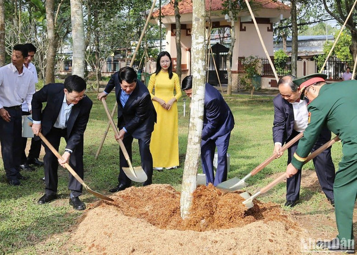Chủ tịch nước trồng cây tại Khu lưu niệm cố Chủ tịch Hội đồng Bộ trưởng Phạm Hùng. Chủ tịch nước trồng cây tại Khu lưu niệm cố Chủ tịch Hội đồng Bộ trưởng Phạm Hùng.