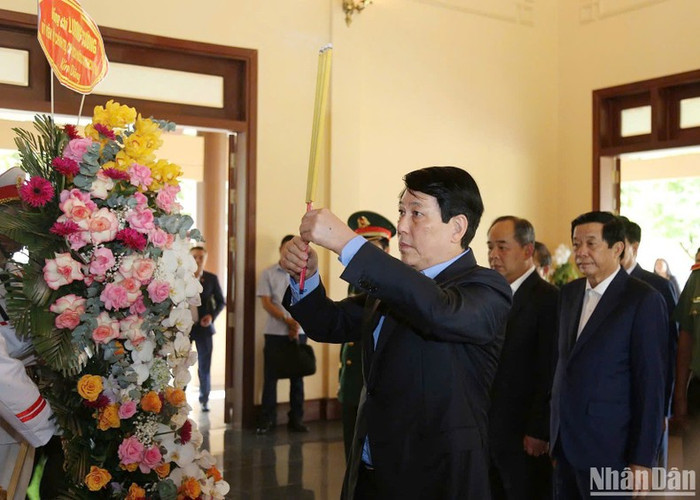 Chủ tịch nước dâng hương tại Khu lưu niệm Thủ tướng Võ Văn Kiệt. Chủ tịch nước dâng hương tại Khu lưu niệm Thủ tướng Võ Văn Kiệt.