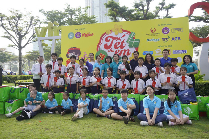 Ông Trần Hữu Đức, Trưởng phòng CSR (áo trắng, ngoài cùng bên trái), đại diện công ty Nutifood trao quà Tết cho trẻ em khó khăn tại chương trình. hinh 1 (5).jpg