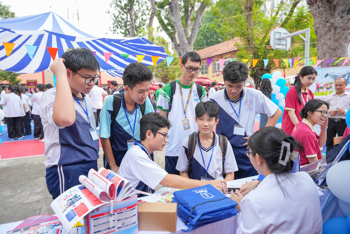Các gian hàng của Trường ĐH Nguyễn Tất Thành thu hút đông đảo học sinh đến tham quan, tìm hiểu nghề nghiệp (1).jpg