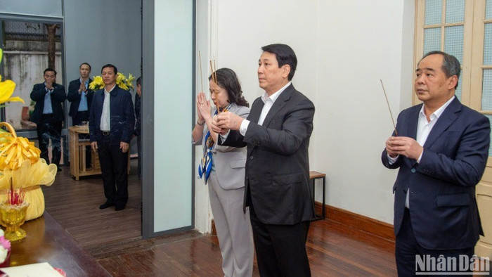Chủ tịch nước Lương Cường cùng các đồng chí trong đoàn dâng hương tưởng nhớ nguyên Tổng Bí thư Nguyễn Phú Trọng. Chủ tịch nước Lương Cường cùng các đồng chí trong đoàn dâng hương tưởng nhớ nguyên Tổng Bí thư Nguyễn Phú Trọng.
