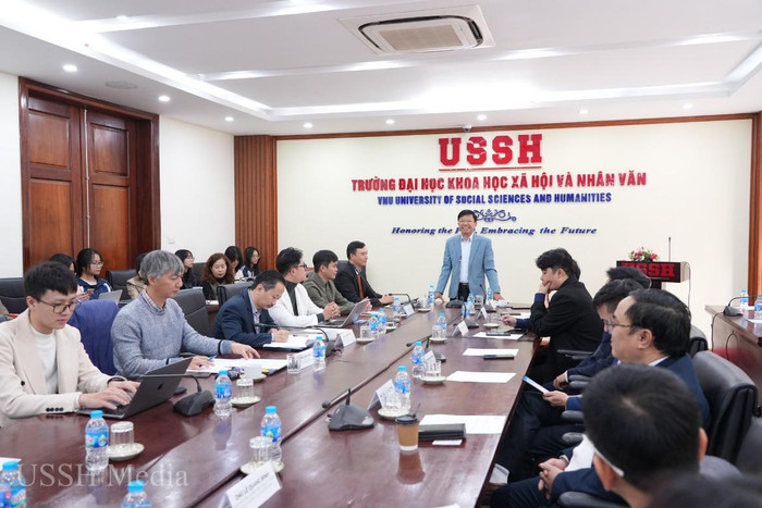 Giáo sư, Tiến sĩ Hoàng Anh Tuấn (Hiệu trưởng Trường Đại học Khoa học xã hội và nhân văn) phát biểu khai mạc Toạ đàm. Giáo sư, Tiến sĩ Hoàng Anh Tuấn (Hiệu trưởng Trường Đại học Khoa học xã hội và nhân văn) phát biểu khai mạc Toạ đàm.