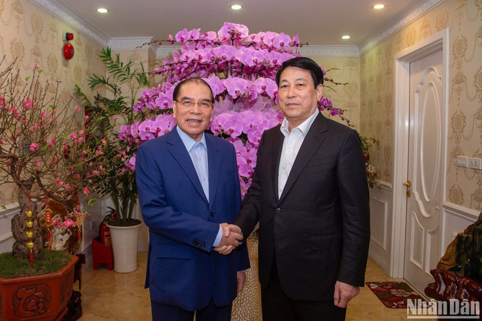 Chủ tịch nước Lương Cường thăm, chúc Tết nguyên Tổng Bí thư Nông Đức Mạnh. Chủ tịch nước Lương Cường thăm, chúc Tết nguyên Tổng Bí thư Nông Đức Mạnh.
