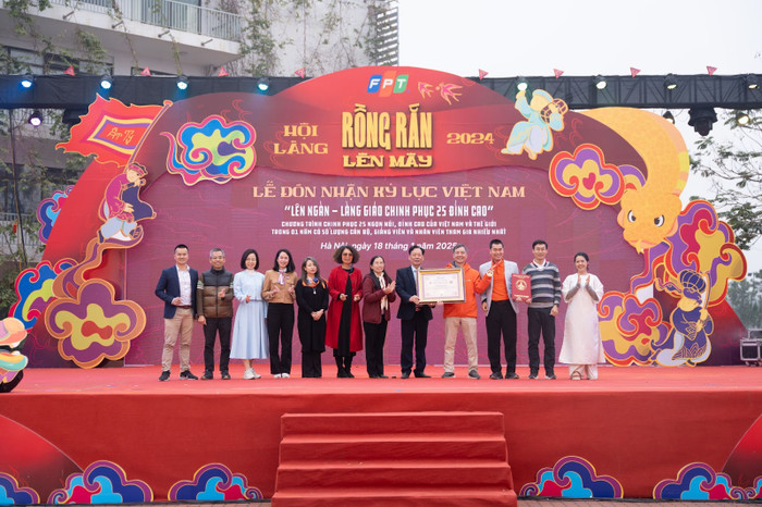 Khối Giáo dục FPT đón nhận kỷ lục Việt Nam. Khối Giáo dục FPT đón nhận kỷ lục Việt Nam.