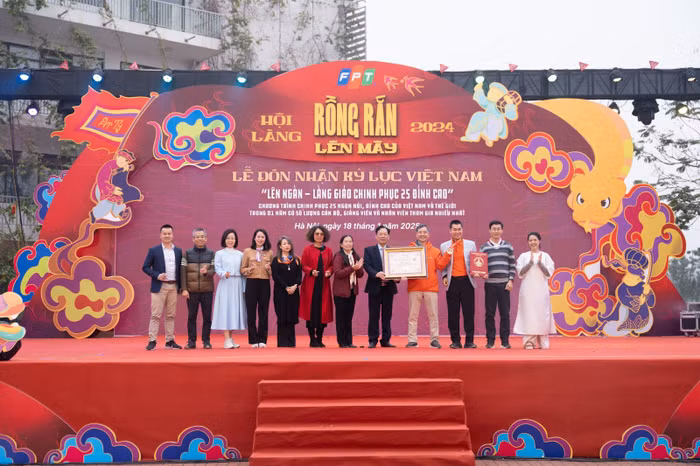 Khối Giáo dục FPT đón nhận kỷ lục Việt Nam.