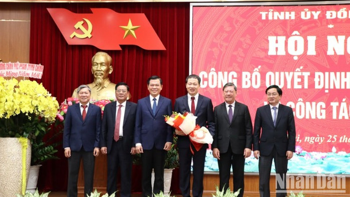 Các đồng chí lãnh đạo Ủy ban Kiểm tra Trung ương chúc mừng đồng chí Vũ Hồng Văn. Các đồng chí lãnh đạo Ủy ban Kiểm tra Trung ương chúc mừng đồng chí Vũ Hồng Văn.