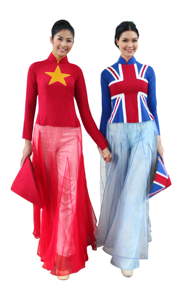 Bộ đôi trang phục này là biểu trưng cho khát vọng kết nối và mong ước cho mối quan hệ hợp tác giữa hai quốc gia ngày càng tươi đẹp.